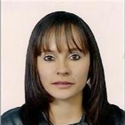 La profesora matematicas reparte los ejercicios para los niños